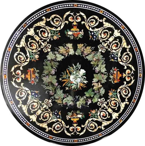 Null Plateau de table de forme ronde à décor marqueté polychrome sur fond noir d&hellip;
