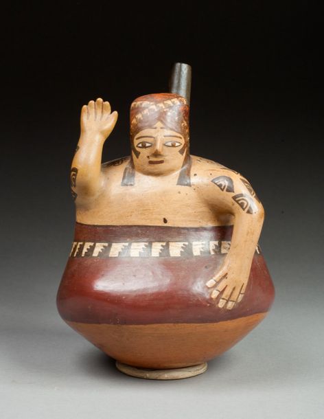 Null Vase étrier modelé avec maîtrise d'un chef assis, le corps agrémenté de pei&hellip;