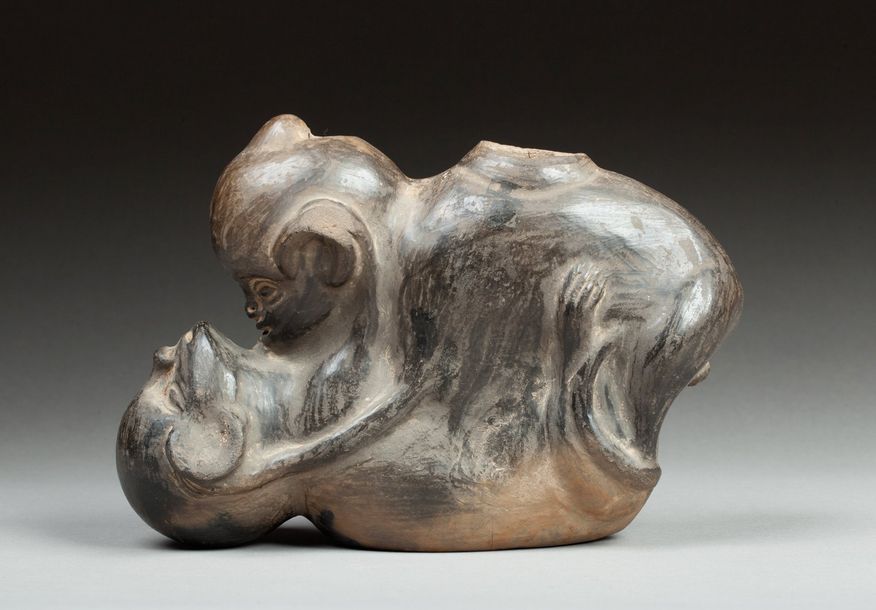 Null Vase modelé avec naturalisme d'une scène amoureuse entre deux homme-singes.&hellip;