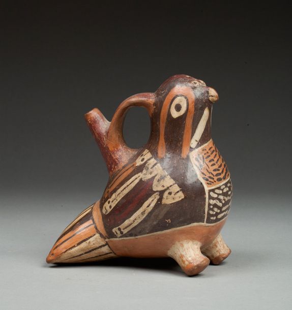 Null Vase étrier présentant un épervier, le corps modelé et peint. Il transporte&hellip;