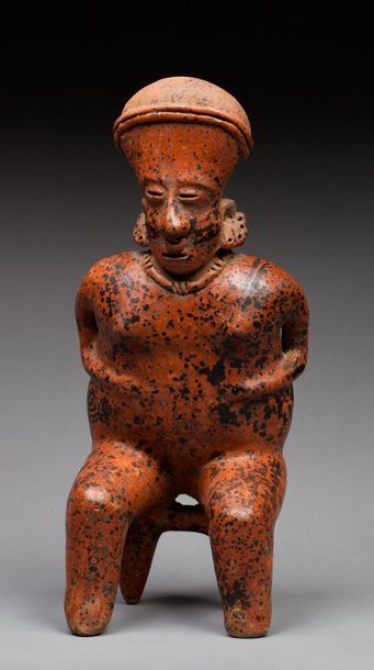 Null Statuette présentant un personnage assis portant des ornements attestant de&hellip;