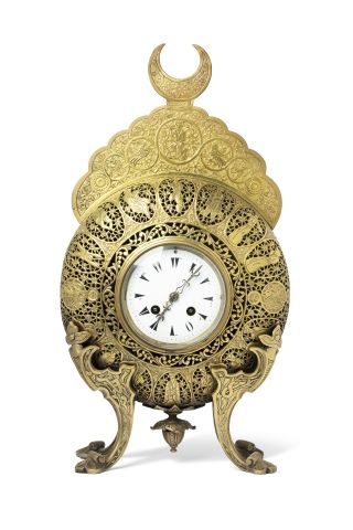 Null Atypique horloge Qajar
reposant sur quatre pieds zoomorphes, de forme ronde&hellip;