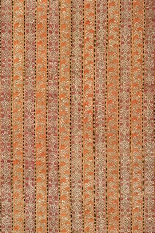 Null Textile ottoman aux bayadères
brocart de soie et de fils d'argent composé d&hellip;