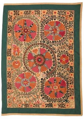 Null Suzani Ouzbek 
Broderie en coton composée de quatre lés, à décor en soie po&hellip;