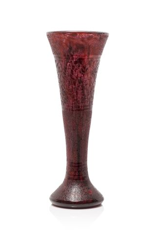 Null DAUM - Nancy
Haut vase en verre double massif teinté rouge, à col évasé. Dé&hellip;