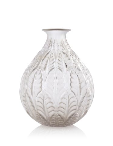 Null René LALIQUE (1860 - 1945)
Vase "Malesherbes", dit aussi "Feuilles de néfli&hellip;