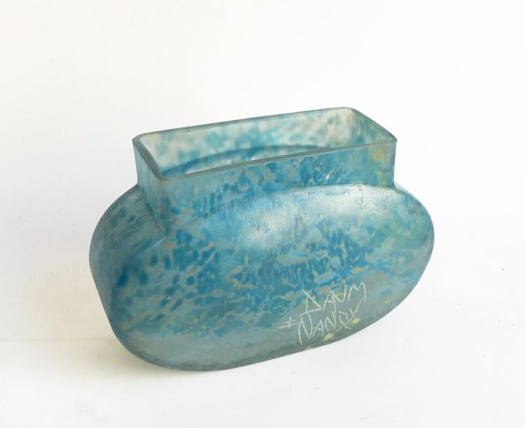 Null DAUM NANCY
Vase à panse ovale et section carrée en verre bleu
H: 11,5 cm
