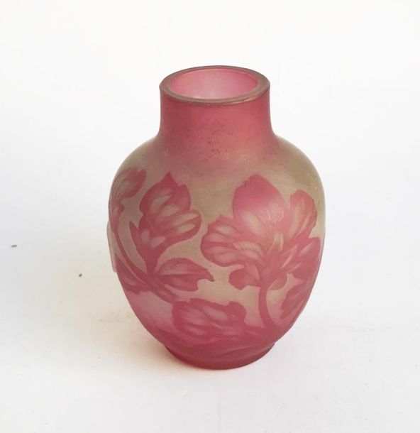 Null C. VESSIERE pour BACCARAT
Petit vase en verre à décor de fleurs 
H: 7,5 cm