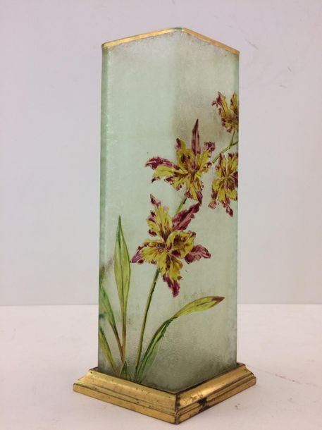 Null BACCARAT - vase en verre givré à décor émaillé de fleurs. Monture en bronze&hellip;