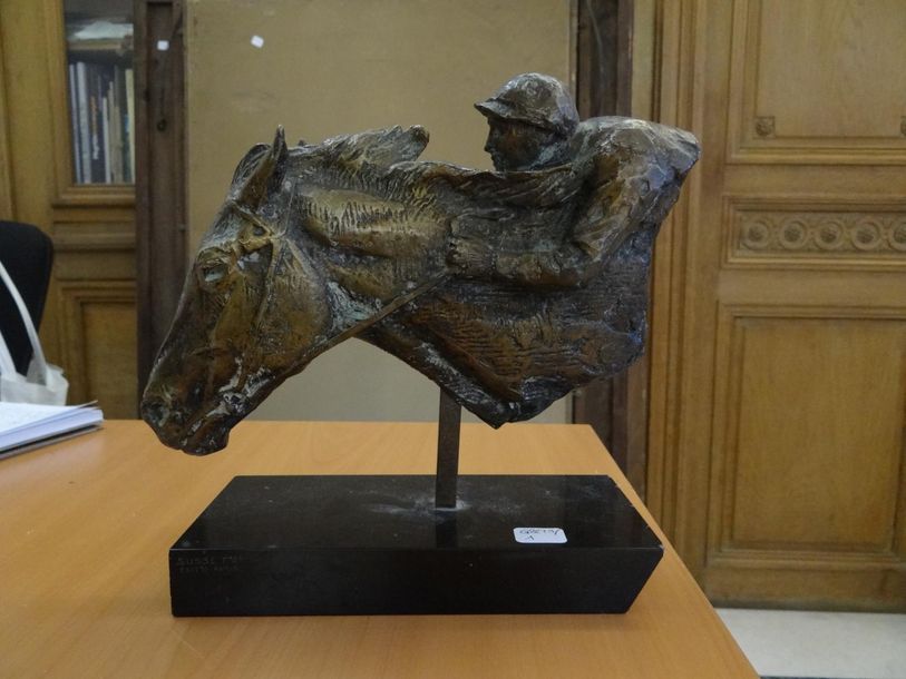 Null Roger GODCHAUX (Vendôme 1878-1958) 
Jokey 
Sculpture en bronze 
Hauteur 17 &hellip;