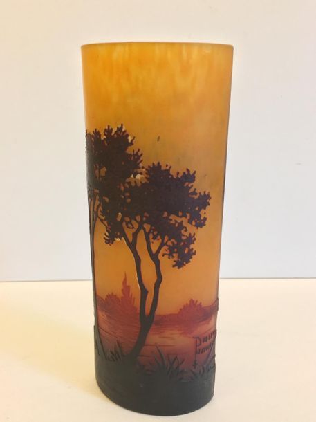 Null DAUM - Nancy
Vase en verre multicouche à décor d'un paysage lacustre brun n&hellip;