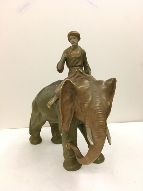 Null Royal Dux
Sculpture en céramique polychrome représentant un fakir sur un él&hellip;