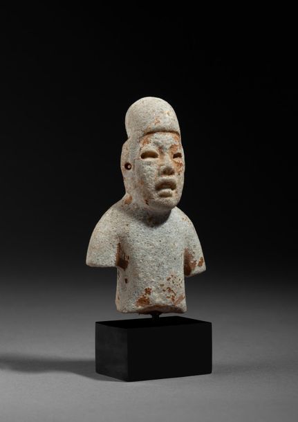 Null Buste de jeune chamane, le crâne déformé et le visage à l'expression hiérat&hellip;