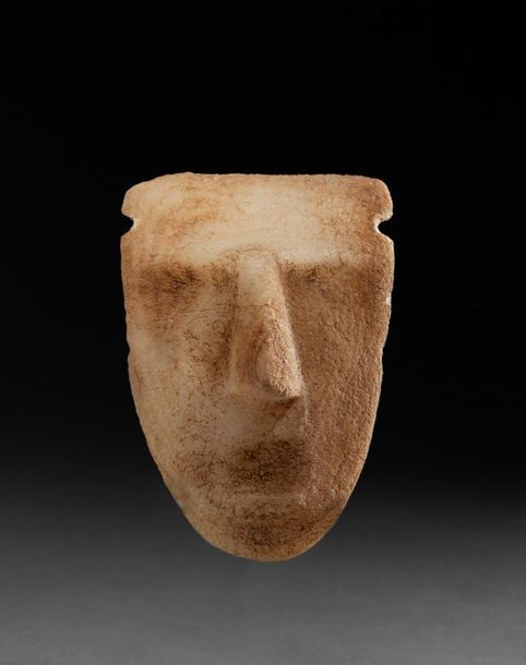 Null Masque cultuel sculpté d'un visage aux traits stylisés et épuré à l'extrême&hellip;