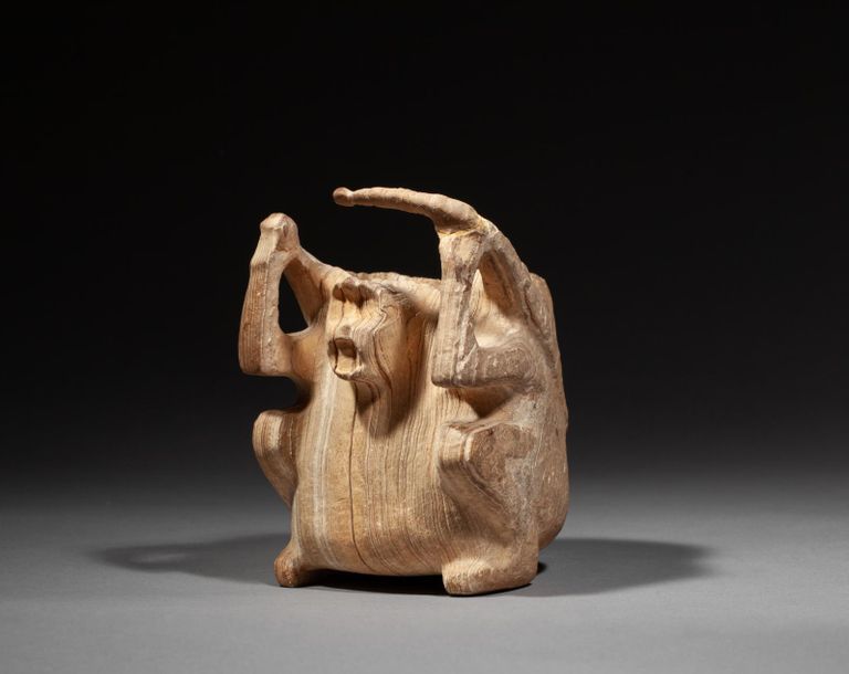 Null Rare vase présentant un singe assis les bras levés pour maintenir sa charge&hellip;
