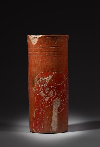 Null Vase cylindre incisé et peint de la figure du dieu jaguar de profil, la gue&hellip;