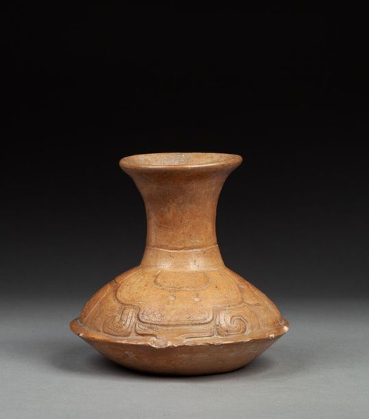 Null Vase à potion, agrémenté d’un décor incisé et en relief de glyphes et de sy&hellip;