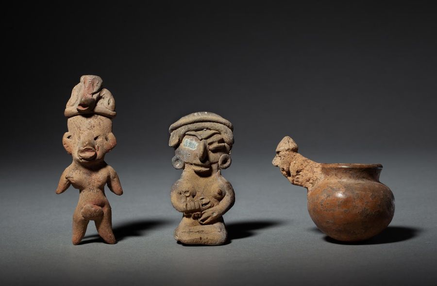 Null Ensemble : un petit vase chamanique, et deux statuettes anthropomorphes l’u&hellip;