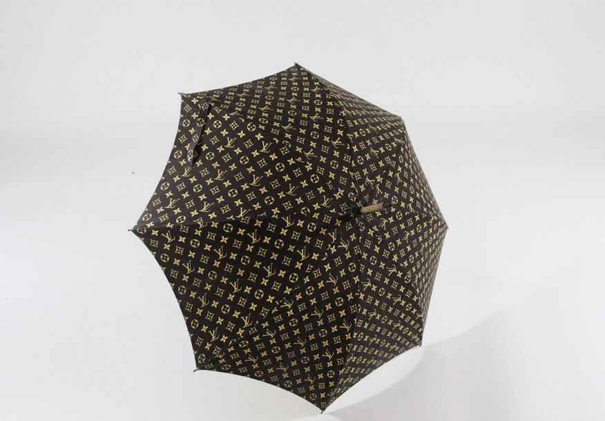 LOUIS VUITTON Cotton umbrella with wooden handle, bent…