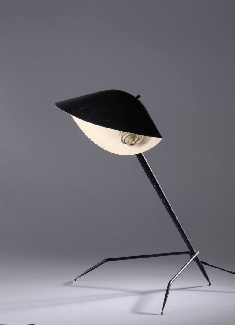 Null 塞尔吉-穆伊尔(1922-1988)

台灯模型Trépied，黑色漆面金属和灯罩

在黄铜球节和三脚架底座上，由小球体完成。黑色电木按纽被更换（小的&hellip;