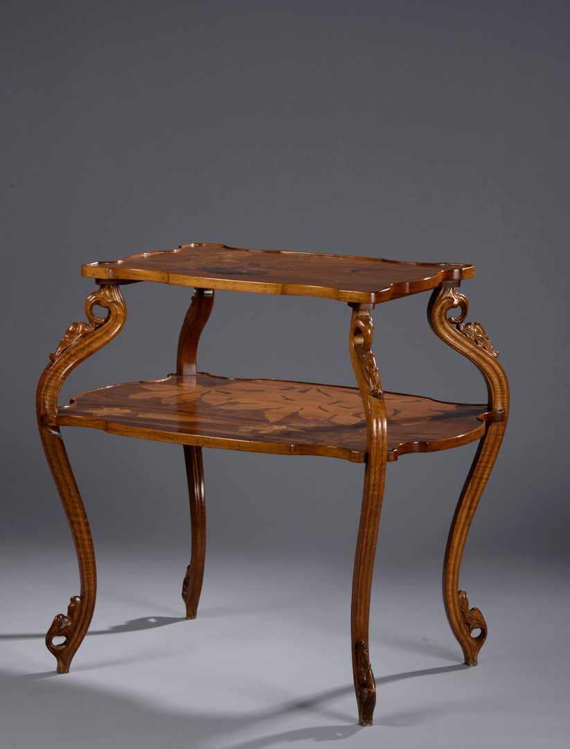 Null 埃米尔-加勒 (1846-1904)

茶桌，约1897年，用模制的胡桃木和不同种类的镶嵌木料制成，有两个多叶的桌面和完全雕刻着叶子和茎的角脚。

腿&hellip;