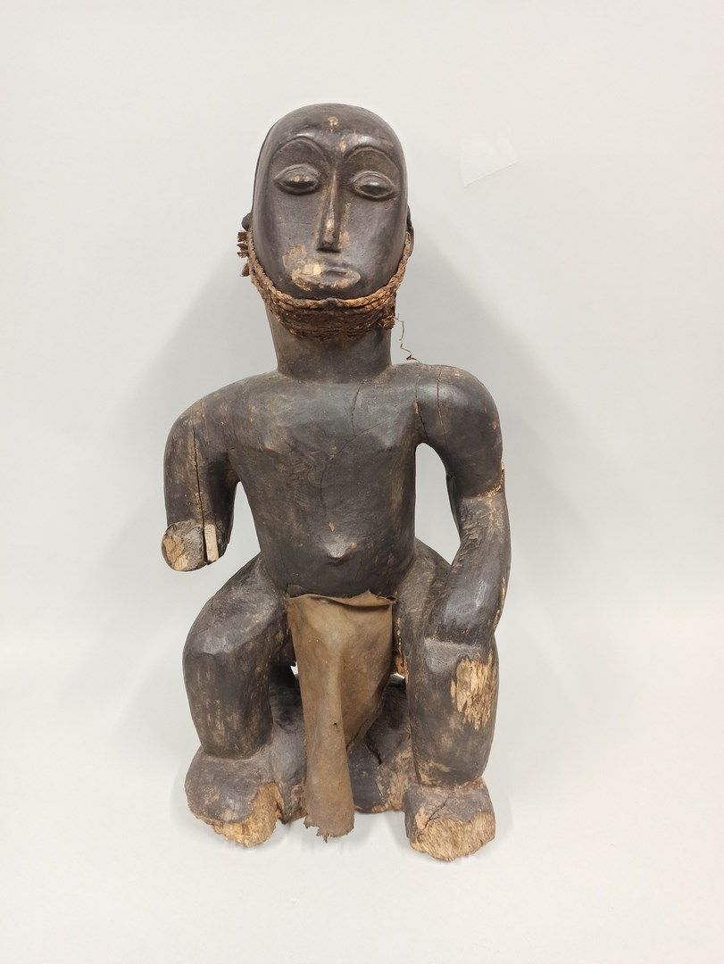 Null 重要的男性雕像（科特迪瓦共和国

坐在一个凳子上

发黑的木材

H.69厘米