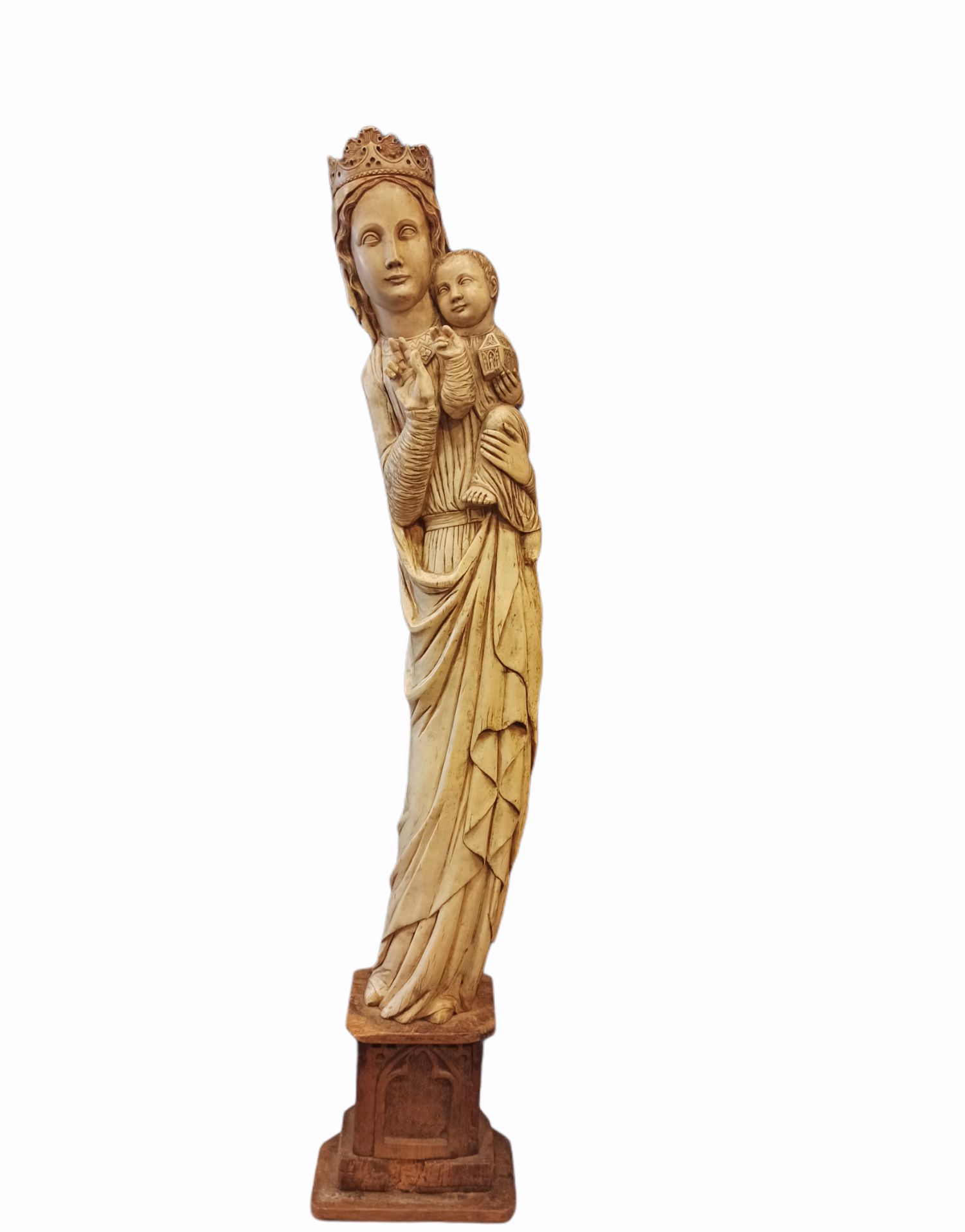 Null Grande vierge à l’enfant en ivoire sculptée dans le goût des vierges médiév&hellip;