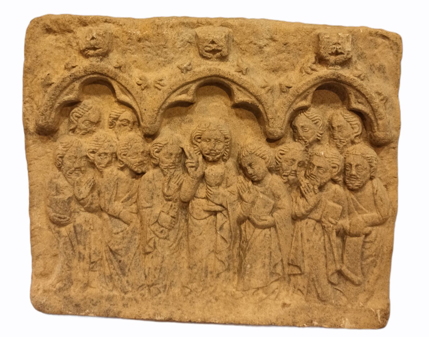Null 石灰岩浮雕，表现基督在三叶形拱门下被十二个使徒包围的祝福。

在中世纪的风格中

高：27.5厘米 - 宽：34厘米 - 深：5厘米