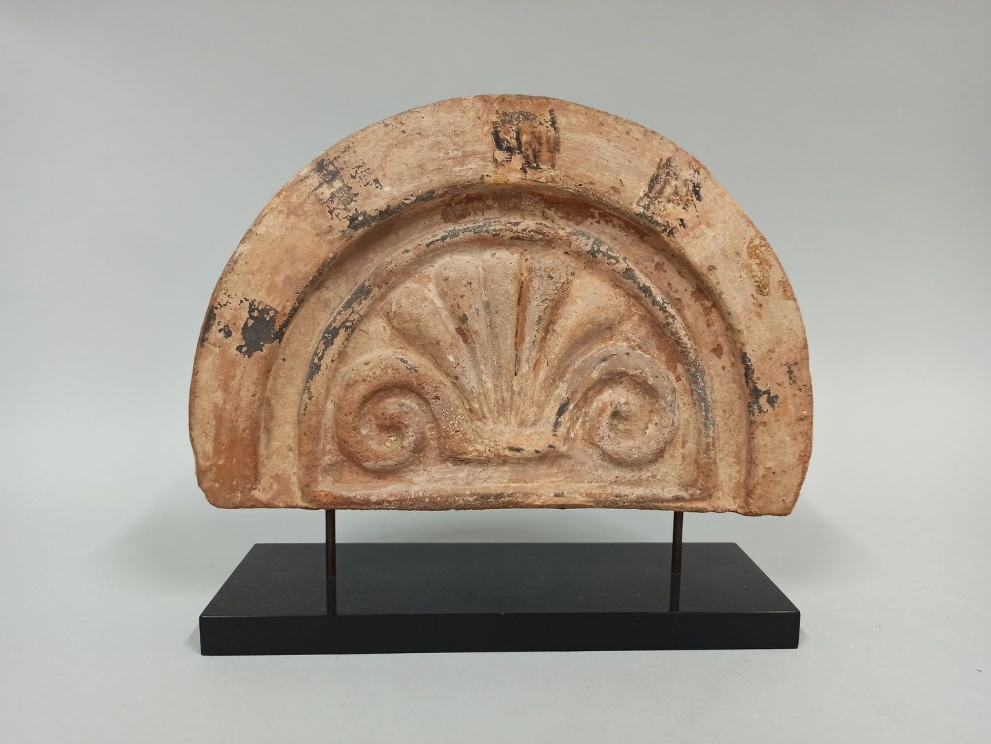 Null Curved antefix with palmette 

Orange terracotta. Missing back.

Etruscan a&hellip;