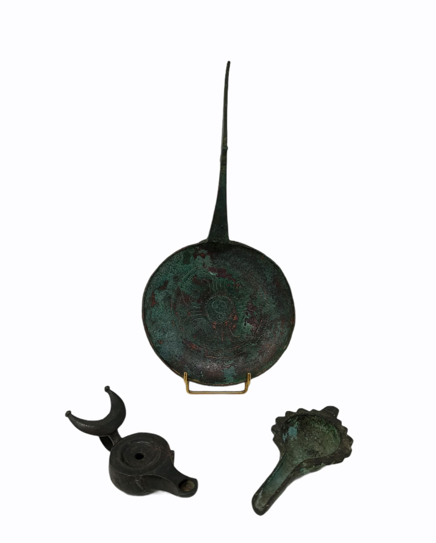 Null 油灯，带卷轴式灯嘴和榆木月亮反射器

具有光滑的绿色铜锈。

罗马艺术。

 公元2世纪



一个带滴水盘的灯和一个带蔬菜柄的勺子。

青铜器。

&hellip;