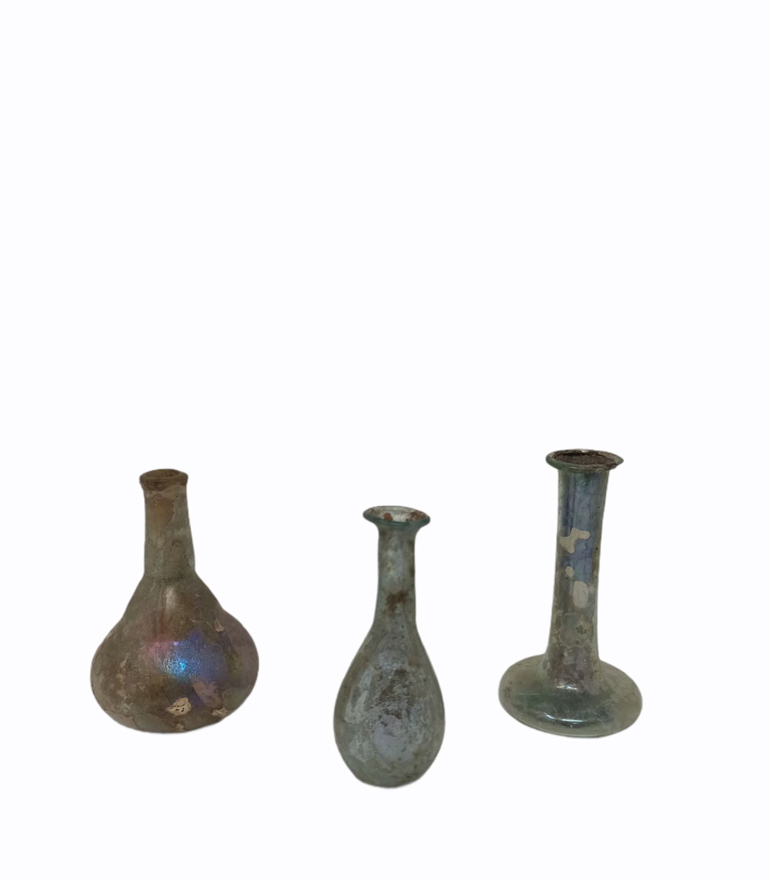 Null 本拍品有三件，其中两件是高颈的梨形琴身。

带蓝色的彩虹色玻璃

罗马时期，1-3世纪