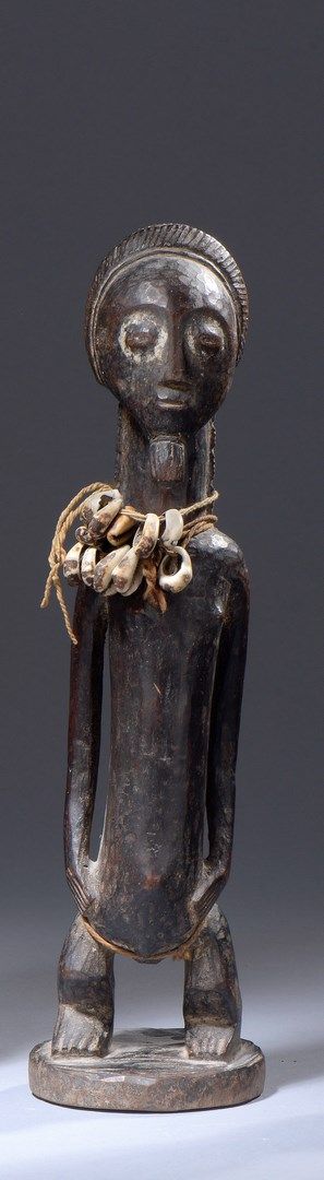 Null Baule male statuette 

Arms along the body.

Necklace of cowrie shells, the&hellip;