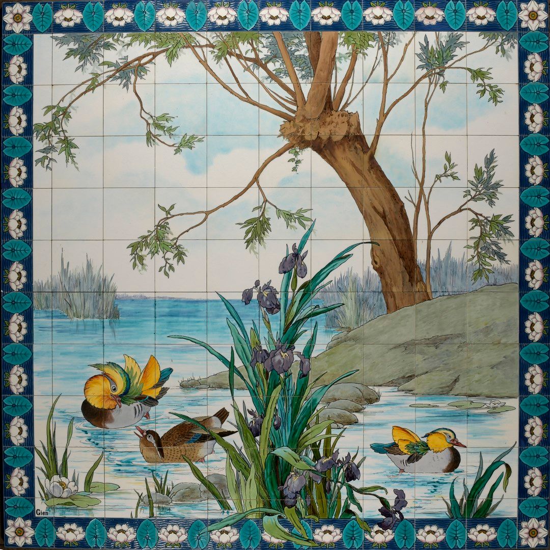 Null 
吉恩，19世纪末




表现湖边风景的纪念性陶器壁饰 




以水生植物中的鸭子为主题，由鸢尾花和水生植物组成。 




睡莲，在一棵树下。景&hellip;