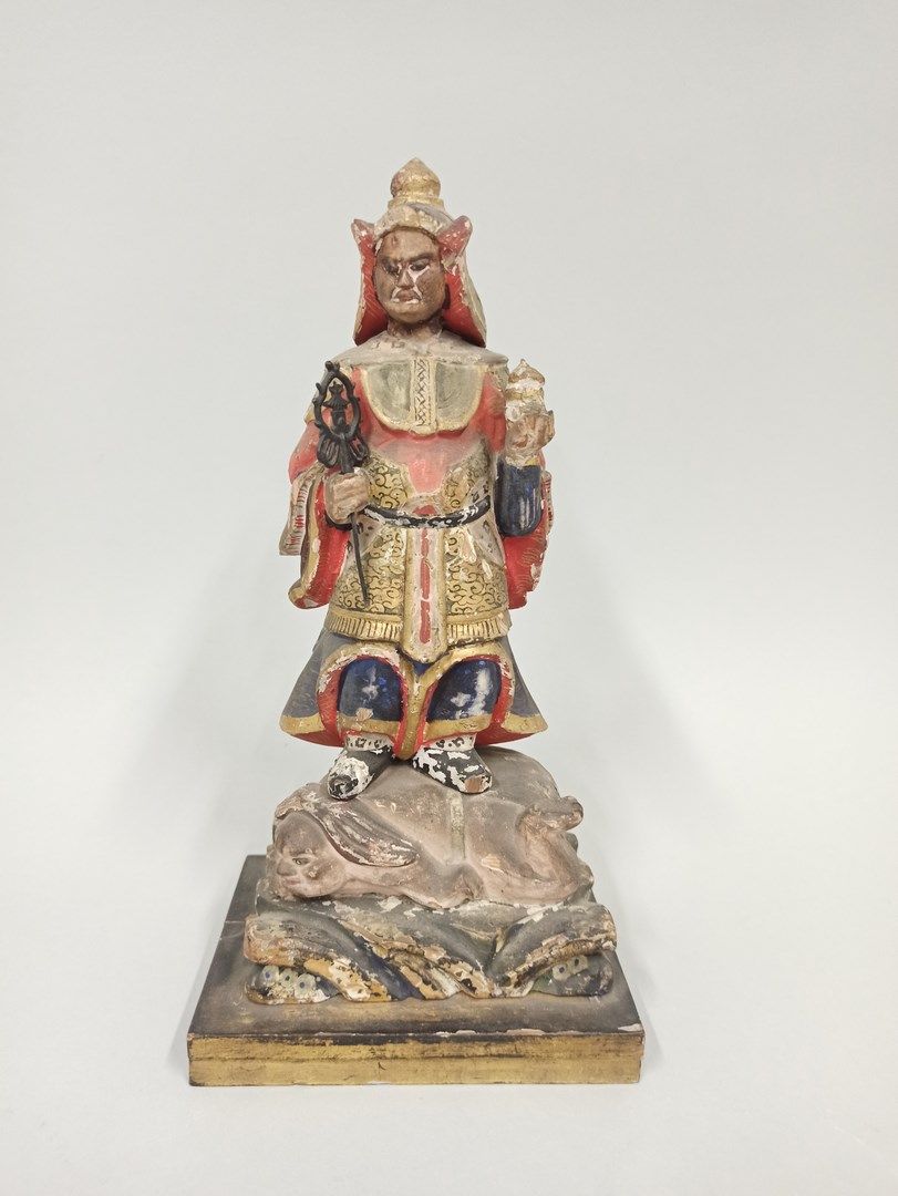 Null 日本 - 19世纪

金色和多色漆木质雕像，一个站在尸体上的守护者。

小件缺失，漆面跳跃和修复）。

H.24厘米