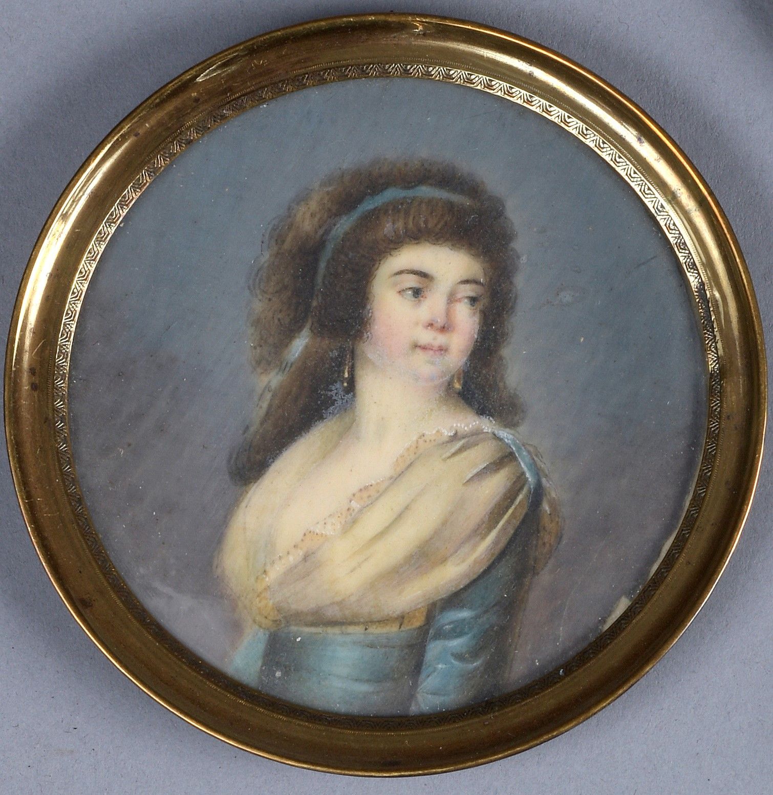 Null DUMONT François (School of)

1751 - 1831

一位年轻女性的半身像，蓝色的眼睛，转过身来，棕色的发型被一条浅蓝色&hellip;