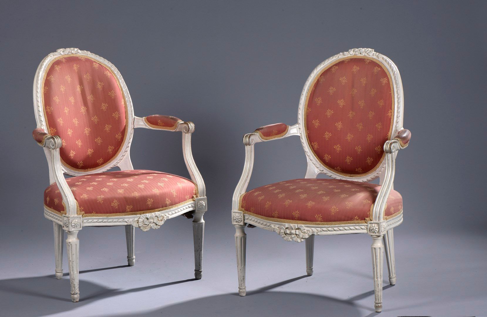 Null Paar Sessel aus geformtem Holz, geschnitzt und weiß übermalt. Die Medaillon&hellip;
