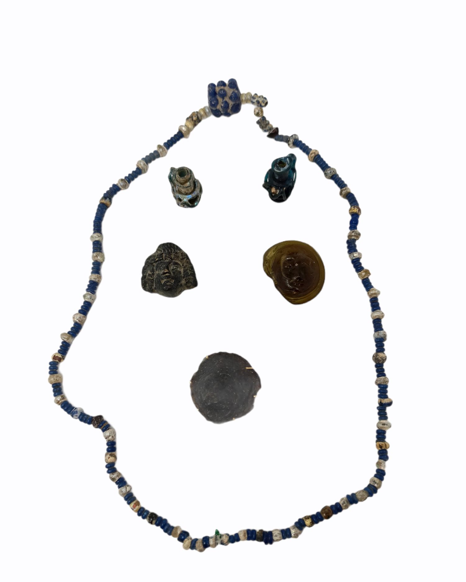 Null Lot comprenant un collier de perles recomposées, deux petits pendeloques en&hellip;