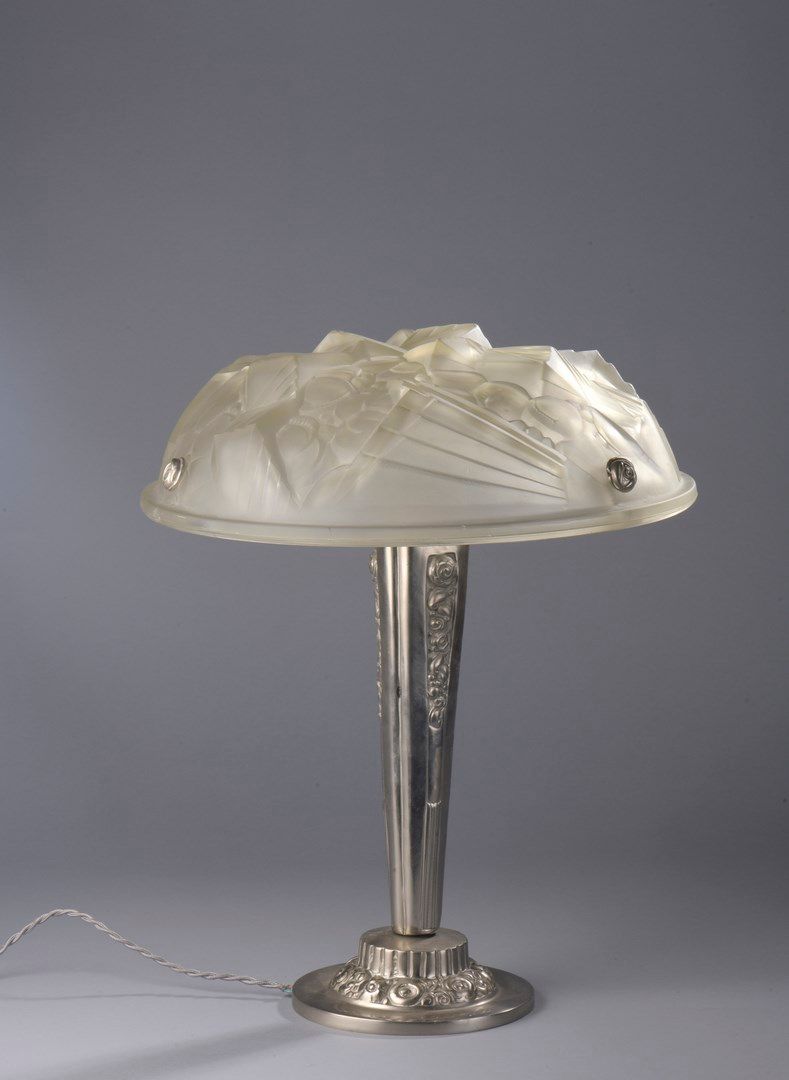 Null 艺术装饰作品

镀银青铜锥形灯杆的台灯，装饰有风格化的花朵

鲜花和三爪系统包围着一个白色玻璃灯罩

有水果装饰（裂缝）。

高：43厘米（共）。