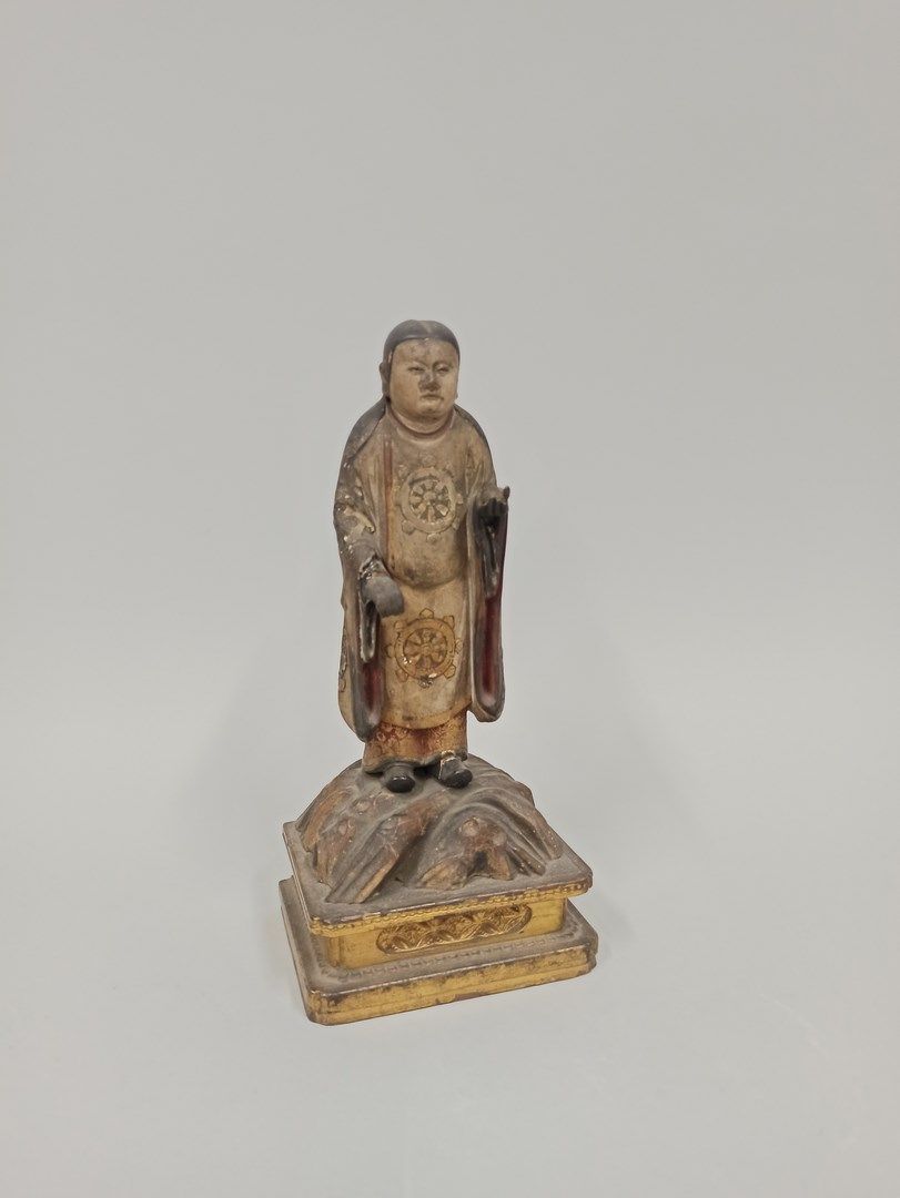 Null 
日本 - 19世纪




一尊金色和多色漆的木质雕像，手持宝珠，站在岩石上。小件缺失，漆面跳跃和修复）。 




H.23.3厘米