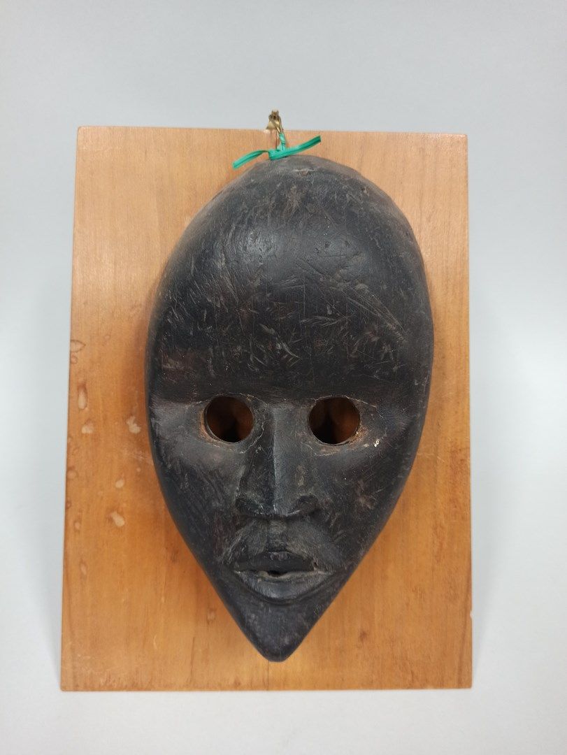 Null Dan Maske (Elfenbeinküste) 

Schwarz patiniert 

Höhe: 22 cm