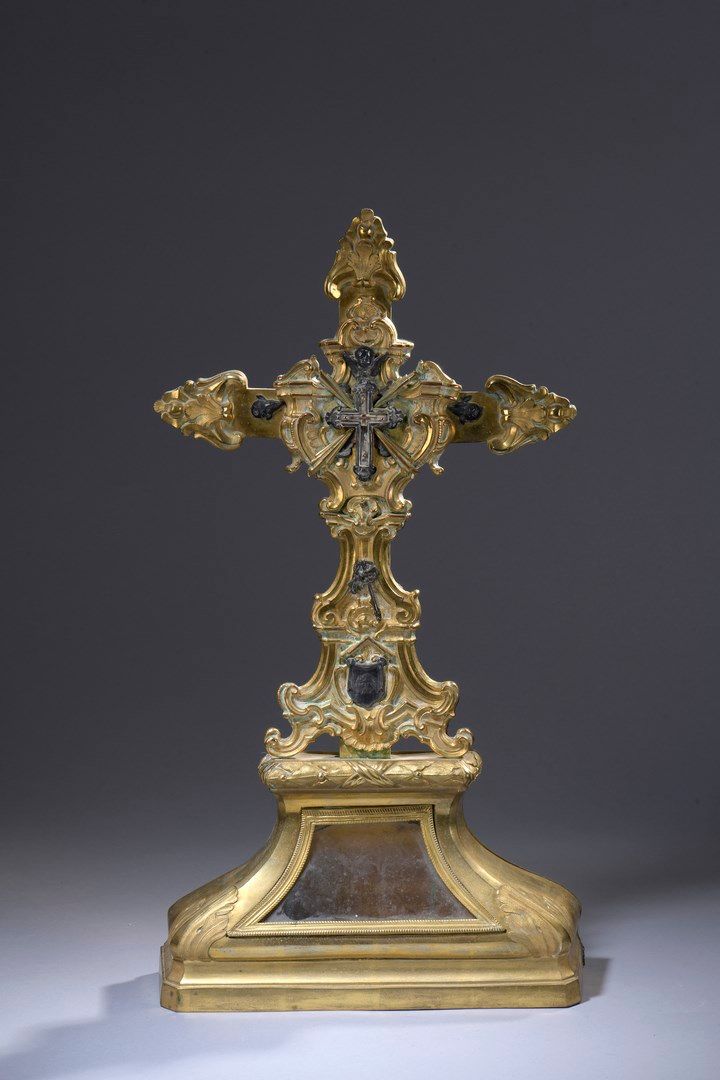 Null Croce reliquiario in bronzo dorato e argento cesellato 

Estremità dei rami&hellip;