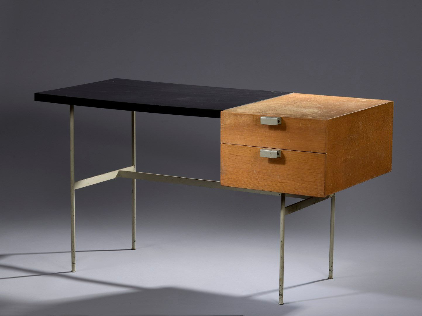 Null 皮埃尔-保兰(1927-2009)和汤尼特(出版商)

CM141型办公桌，灰色的金属结构，长方形的胡桃木桌面，由两个直箱的抽屉打开（碎片。

缺口、&hellip;