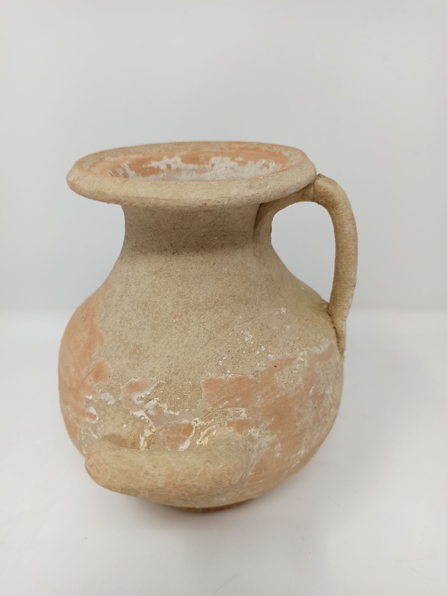 Null 拍品包括腓尼基油灯与杯，以及斜柄的水壶

米色赤土。泥土质地的存款，一个手柄被粘在后面，用于水手。

迦太基 ?

公元前4-3世纪

H.17厘米