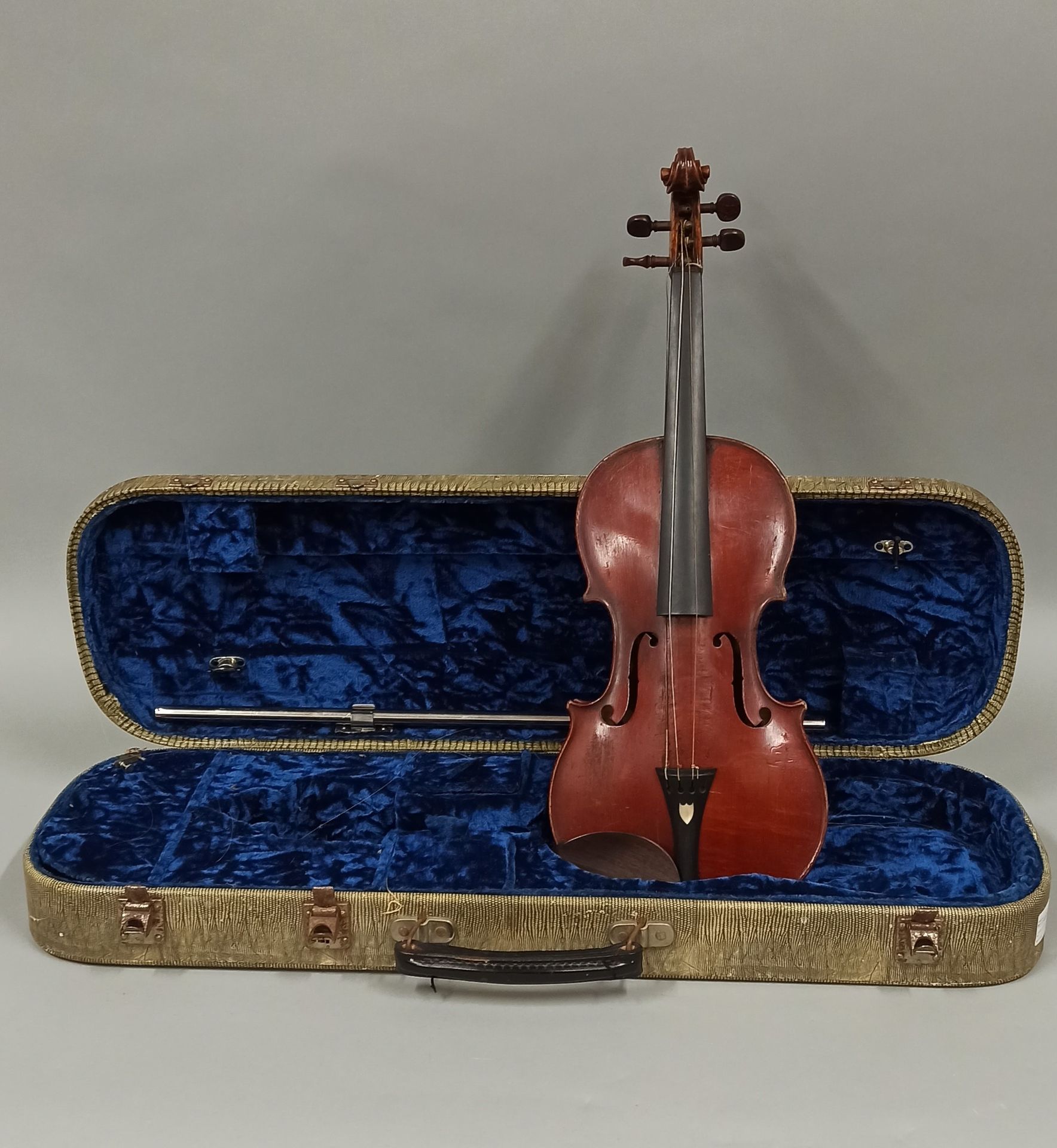 Null 雅克-巴尔贝的小提琴，制作于19世纪初

铁印 "J.BARBE PERE"。

368毫米。另一个制造者的头。

各种事故和虫子的踪迹。