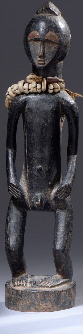 Null 塞努弗雕像（象牙海岸

男性雕像，手臂沿着腹部。

黑色古铜色和两个海牛壳项链

高度：35厘米

一个稳定的裂缝