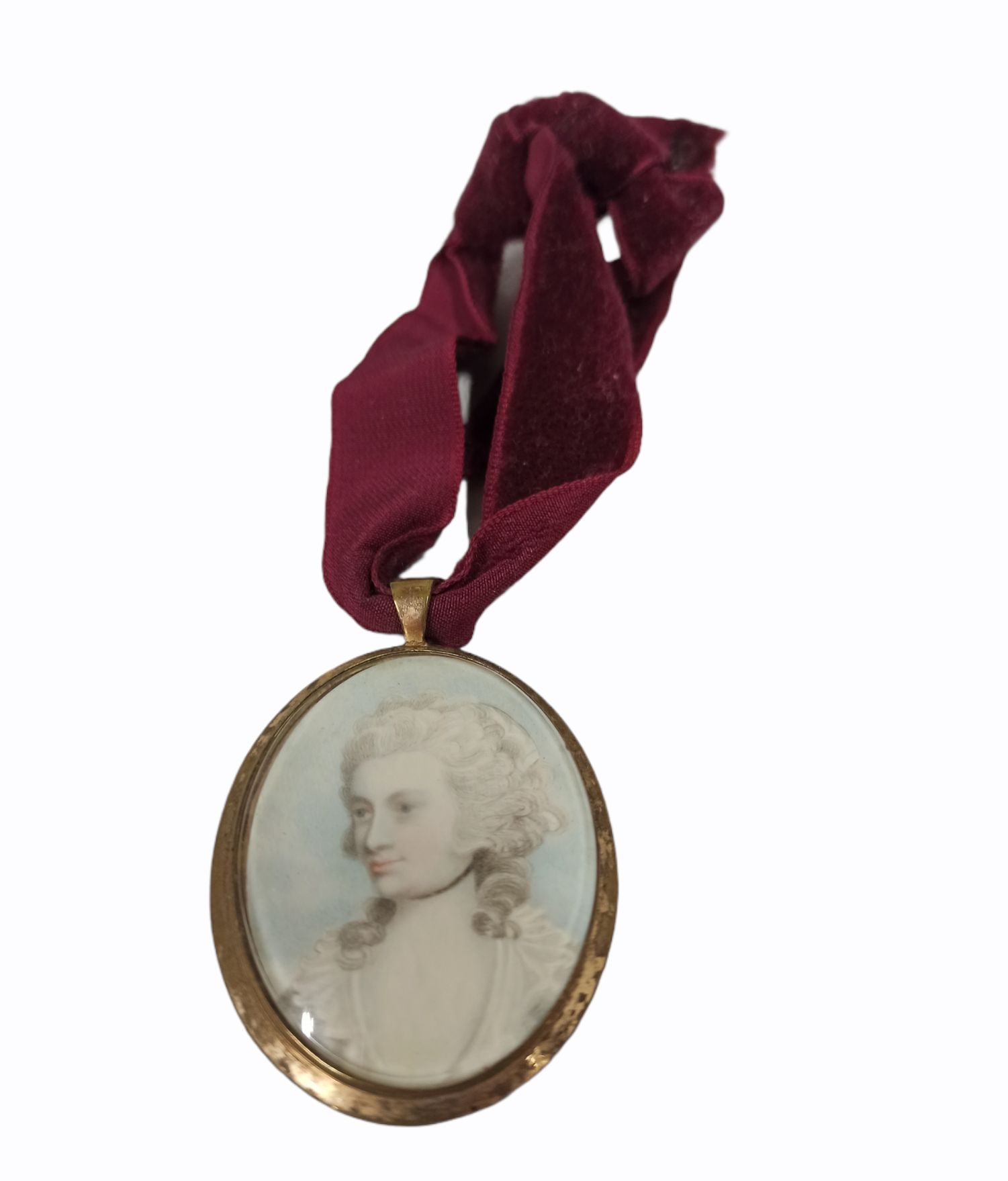 Null 19世纪的英文学校

椭圆形的双面小品。镀金的金属边框。

1 - 年轻女子的肖像，略带四分之三的视角，梳着粉色的发型

在天空的背景上。

2 - &hellip;