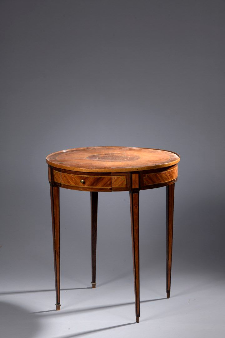 Null 花梨木、马齿苋、胡桃木、紫檀木、浅色木和绿色着色木皮的圆形基座桌。腰带打开后有两个抽屉，放在四个鞘脚上。

路易十六风格，包括19世纪的古老元素。

&hellip;
