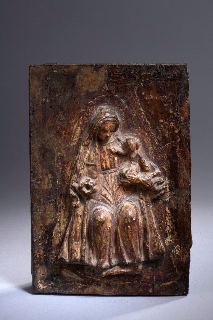 Null Panneau avec Vierge à l’Enfant en bois sculpté en applique et polychromé. P&hellip;
