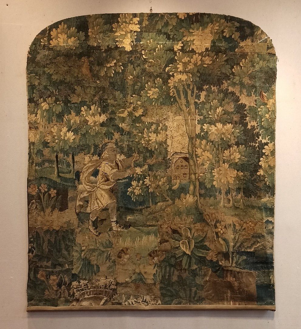 Null 奥布森，17世纪

饰有绿色背景的人物的挂毯碎片。

事故、修复和缩回的部分。

H.185厘米 - 宽163厘米