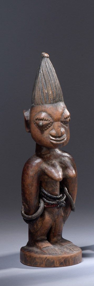 Null Ibeji Yoruba (尼日利亚)

双胞胎崇拜的女性雕像。

用珠子和青铜制成的手镯和腰带。

脸颊上没有疤痕，眼睛上有铁质装饰。

铁钉。

&hellip;